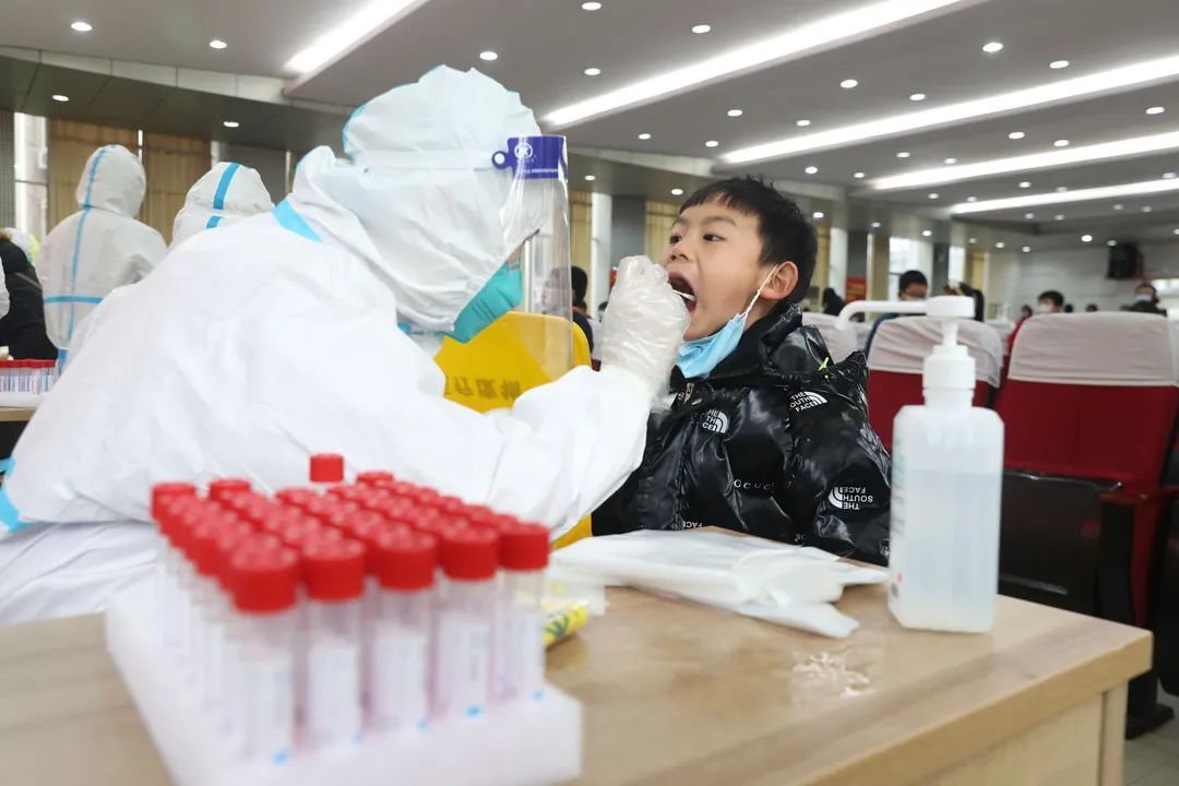 风车坪学校、广场学校完成首轮核酸检测，2338人均为阴性！