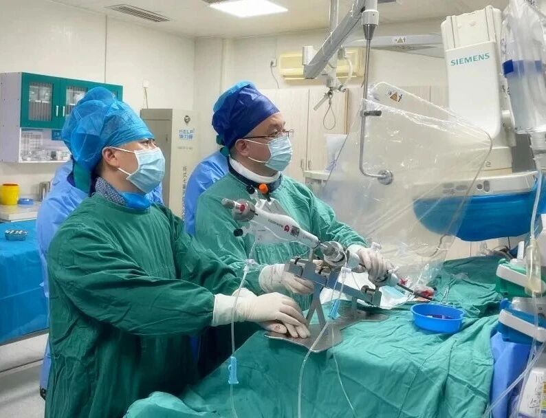 寻医记③丨怕“开胸”，忍了几年！医生从腿上“穿针引线”修复心门