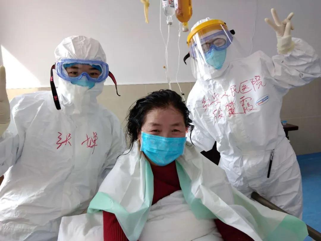 重症阿姨近一个月没洗头？她们化身“Tony老师”暖心上线