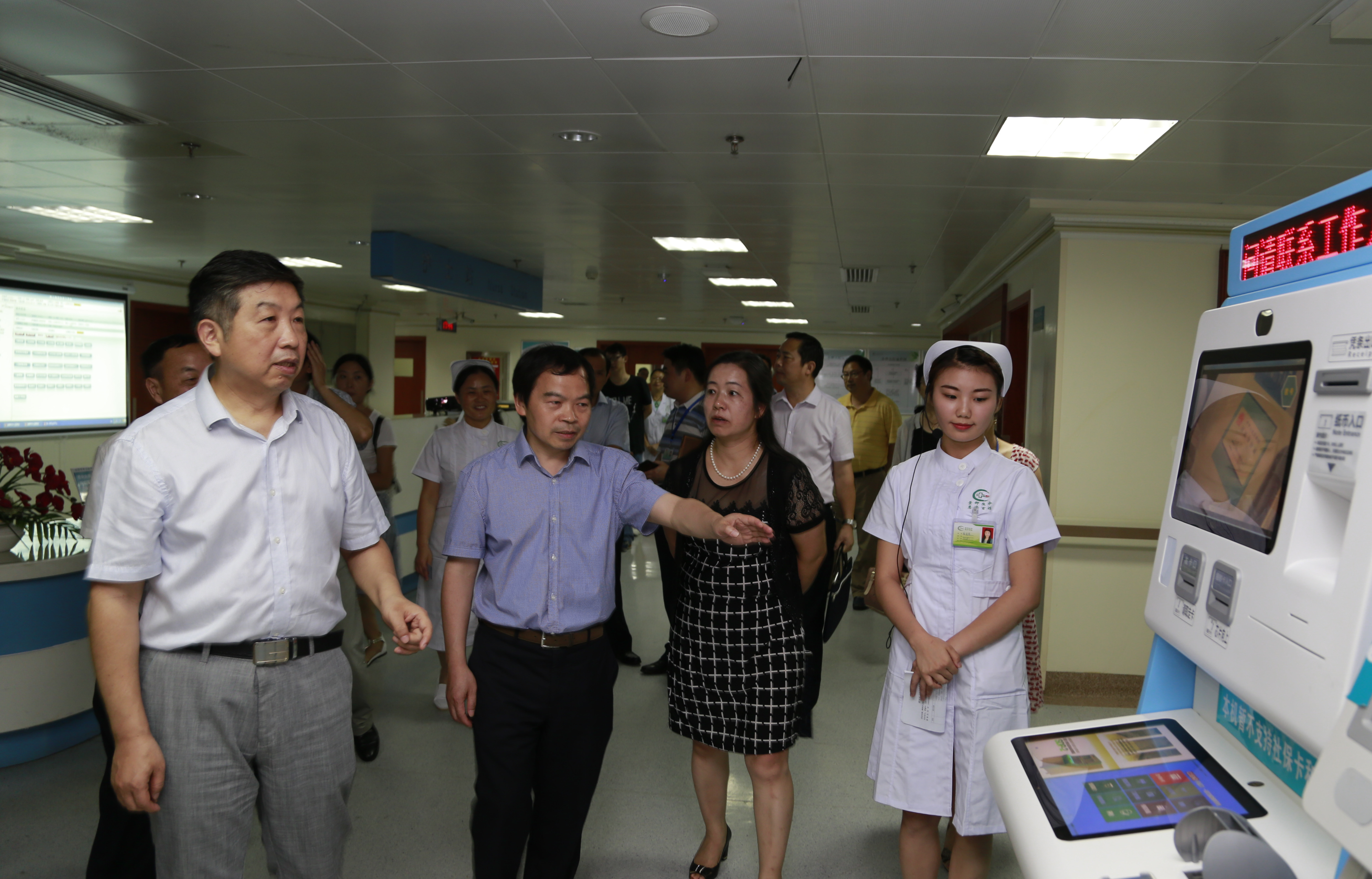 省卫计委党组书记詹鸣一行来湘潭市中心医院调研