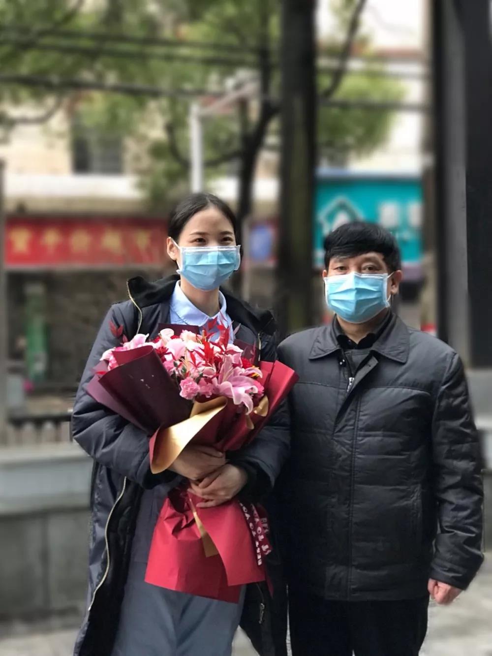 “逆行”美小护抵鄂驰援
