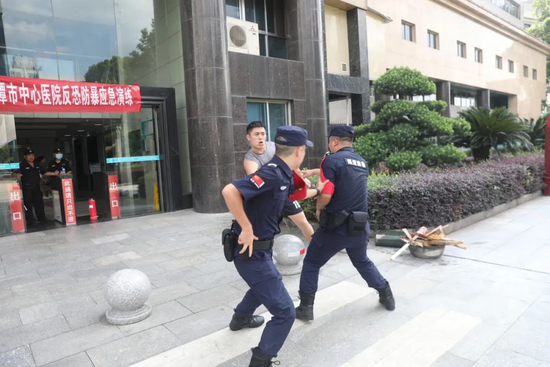 “暴徒”在医院纵火？别慌，这是一场反恐防暴应急演练