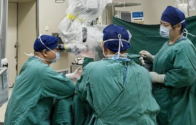 无影灯下的守岁人