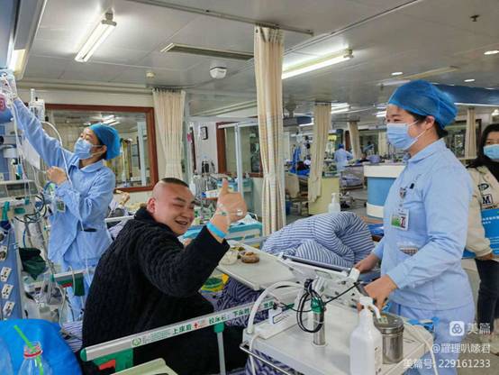 图片包含 人, 室内, 天花板, 病房 描述已自动生成