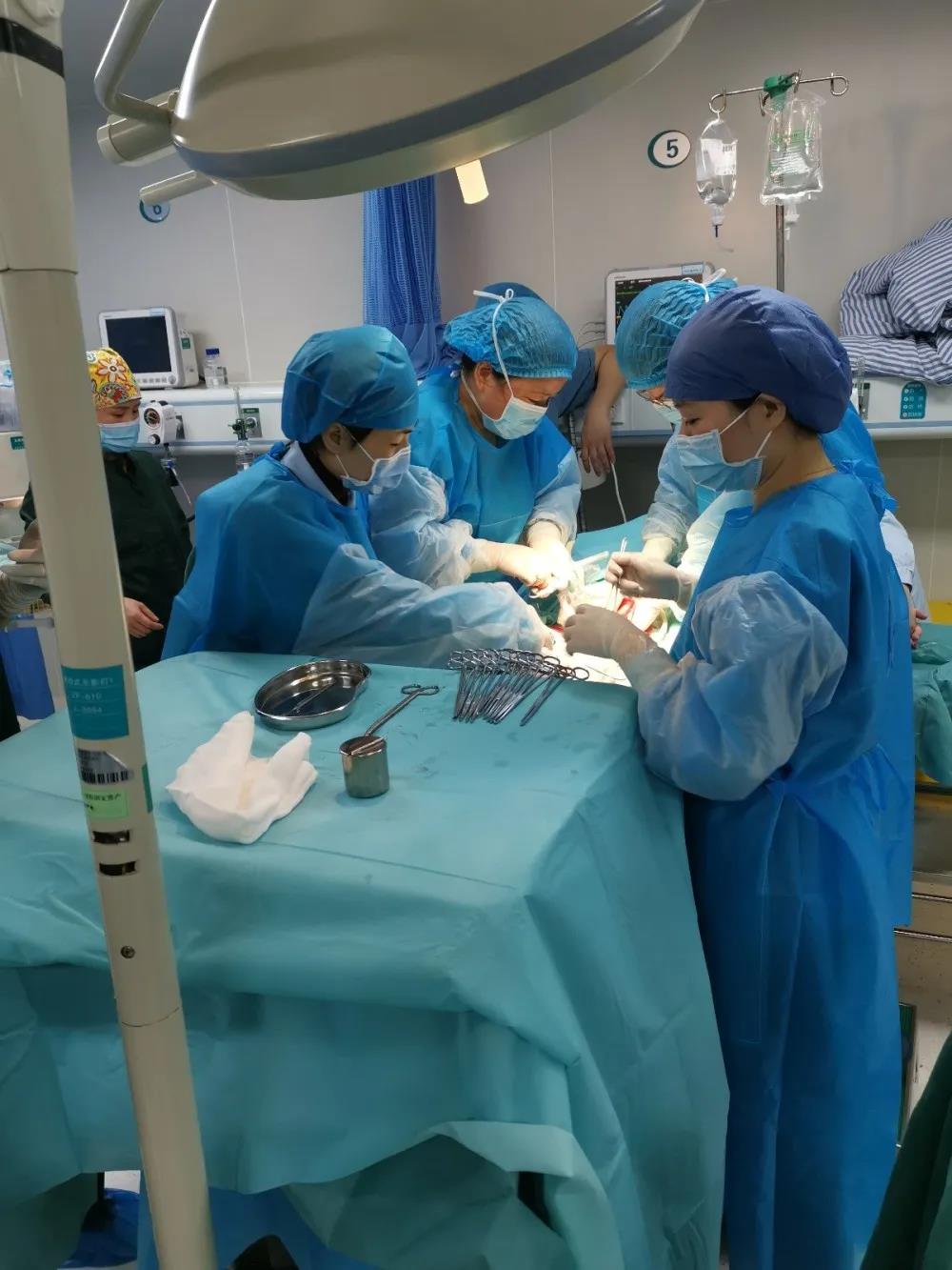 刀起刀落3分钟！急性胎儿窘迫产妇成功分娩