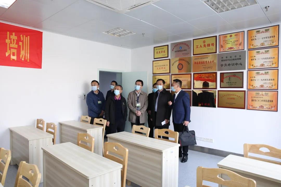 国家卫生健康委办公厅调研组赴湘潭市中心医院调研