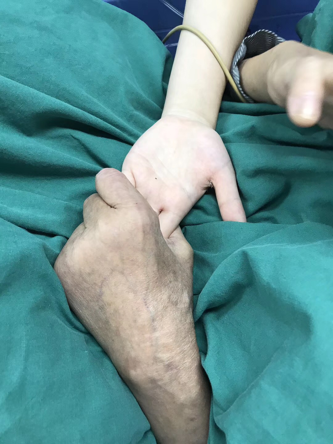 为了与患者感同身受，他们把自己送上了手术床