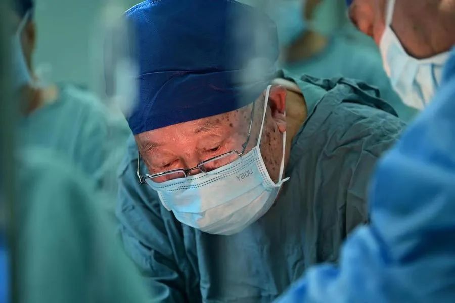 医心｜行医60年，珍藏5347篇医疗日记——和患者“肝胆相照”的“小医生”吴金术
