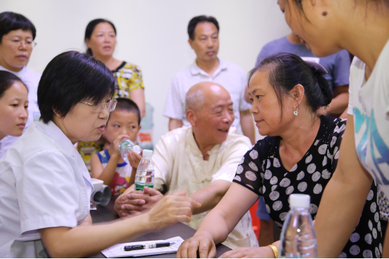 “我奉献，我再行”---记五妇中党工团志愿者再下乡慰问贫困学生暨义诊活动