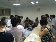 心内科全体医生进行急救技能培训