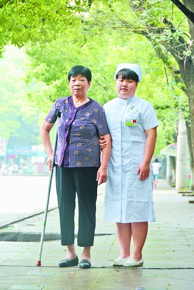 [转载]拐杖与口罩——光明日报报道我院傅佳圆的先进事迹
