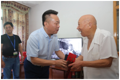 湘潭市中心医院慰问抗战老战士胡春泽