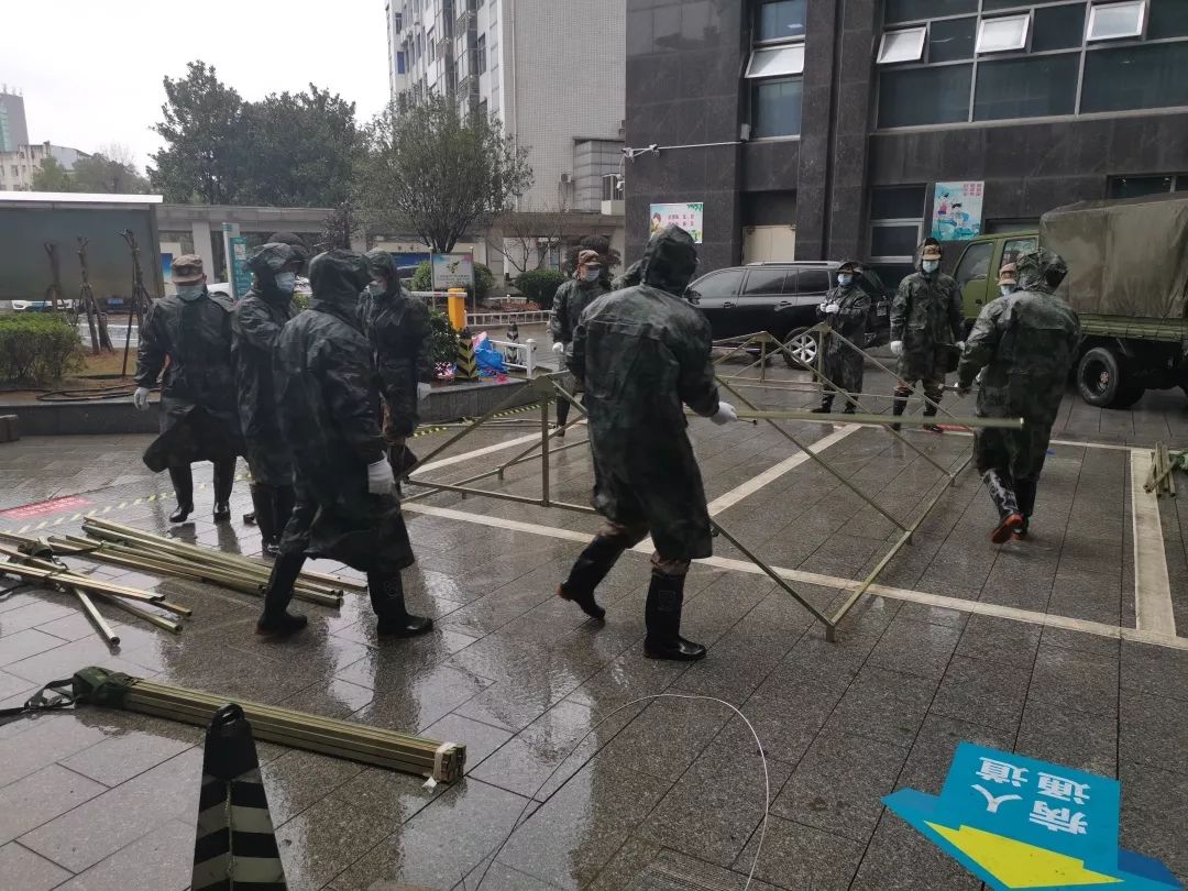 暖心！预备役官兵为湘潭市中心医院搭帐篷
