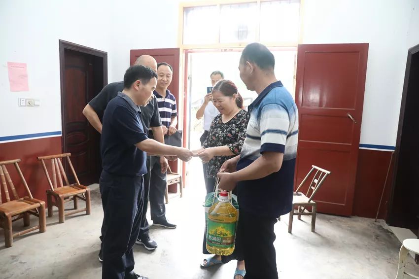 精准扶贫 端午情深 湘潭市中心医院开展端午节扶贫慰问活动