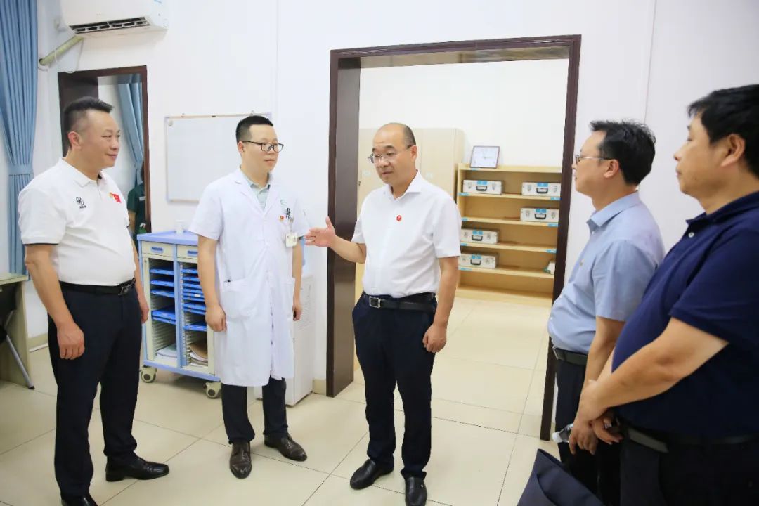 刘新华慰问优秀共产党员周湘鸿
