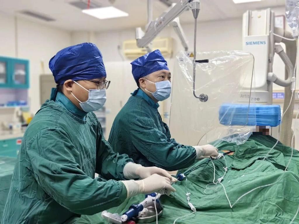 匠心接力护“心”安！吴名星、王磊荣获湖南省劳模工匠优秀师徒称号