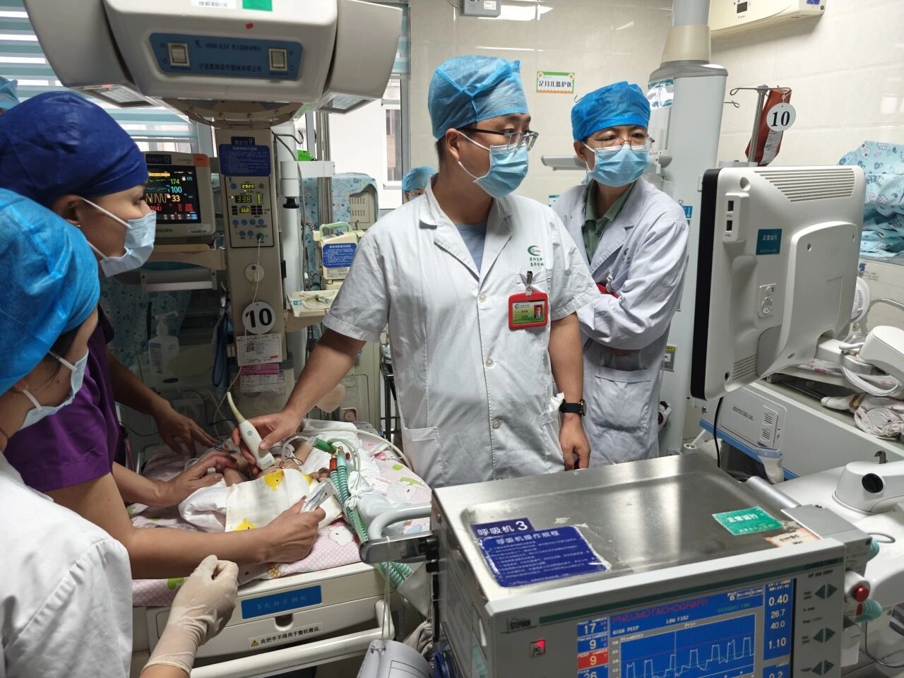 早产儿突发心包填塞，医生十分钟“夺命”救回！