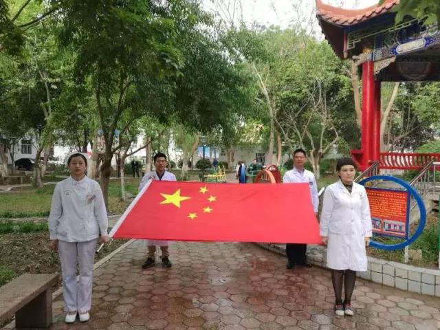 【照片背后·援疆医生故事】光荣的国旗护旗手