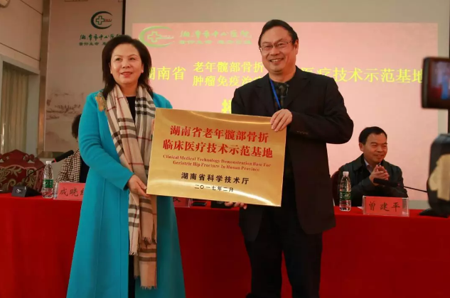 伤筋动骨3天后下床，81岁的娭毑好生猛