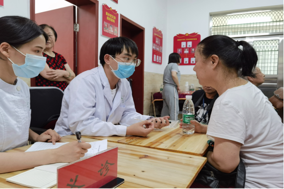 关注口腔健康   品味老年幸福——五妇中四党支部主题党日活动