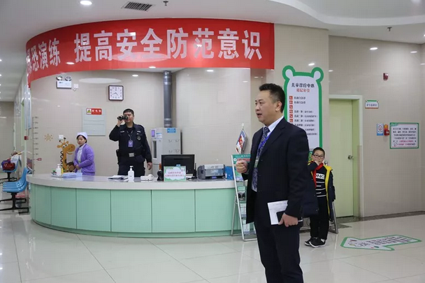 反恐演练：有人在儿科伤医伤小孩？警察叔叔一招制敌