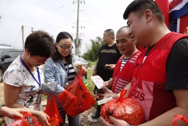 洪水无情，工会有情——湘潭市中心医院工会干部深入抗洪一线慰问抢险队员