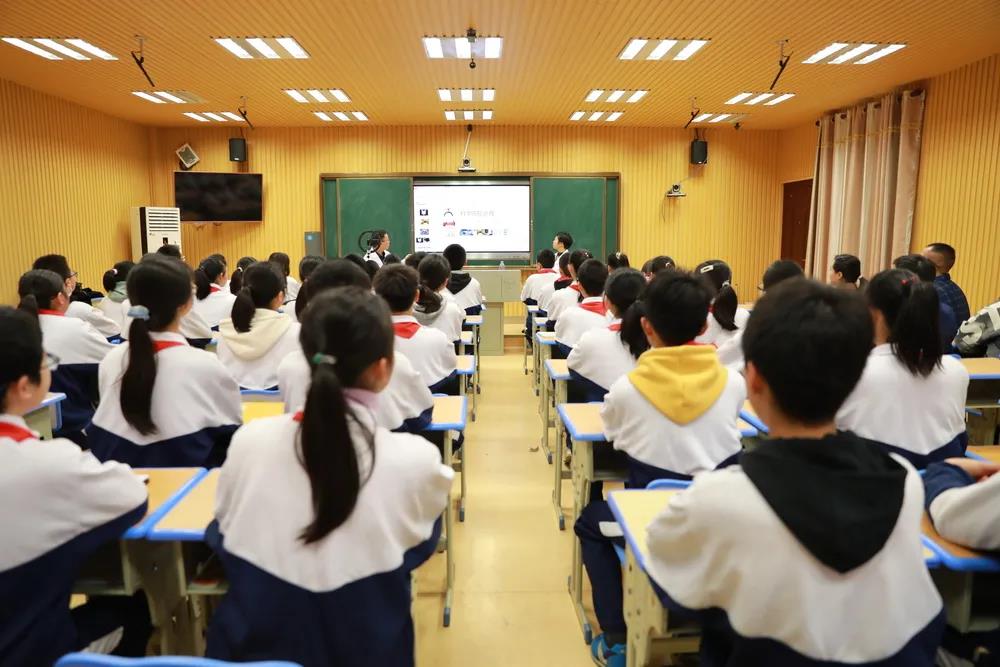 近视防控宣传教育月，市中心医院走进第十六中学