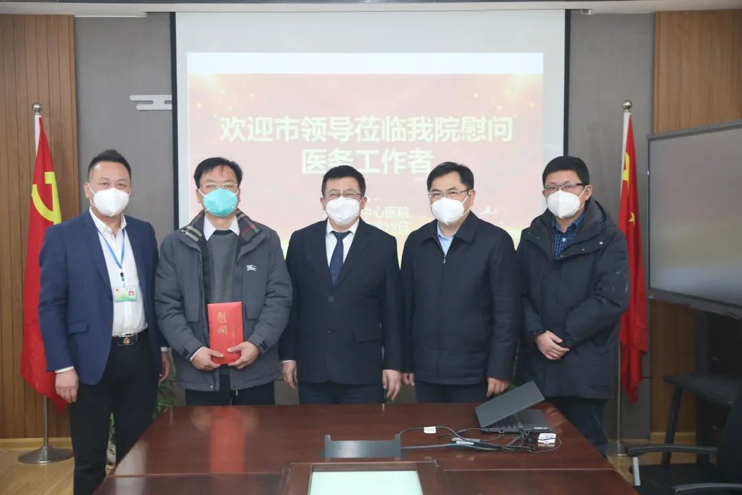 湘潭市人民政府副市长伍浩对产业科技领军人才谭小军进行节前慰问