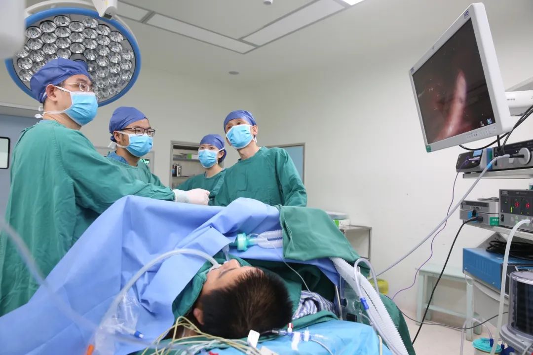 400斤“胖哥哥”手术成功“缩胃”