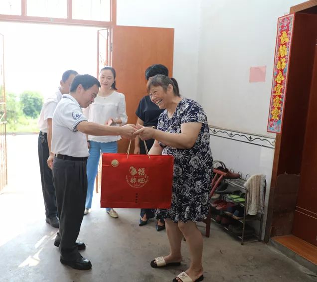 中秋慰问送温暖，佳节情谊暖人心