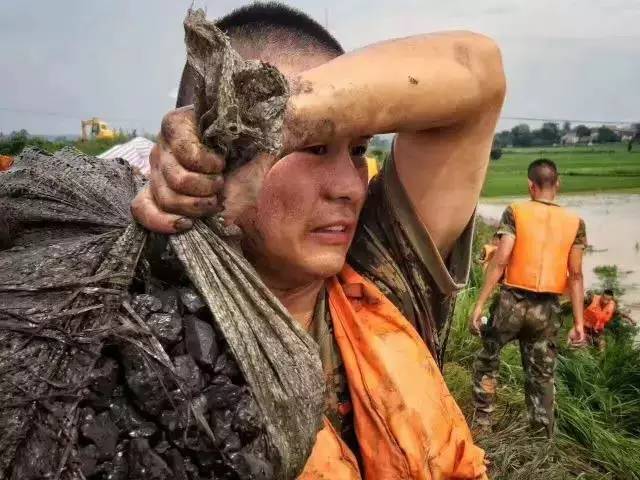抗洪一线：你们用身体筑起堤坝 我们用医疗守护健康