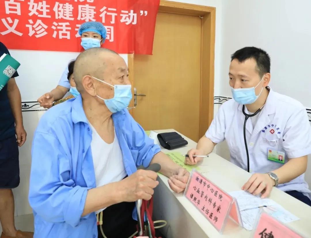 服务送上门 义诊暖人心