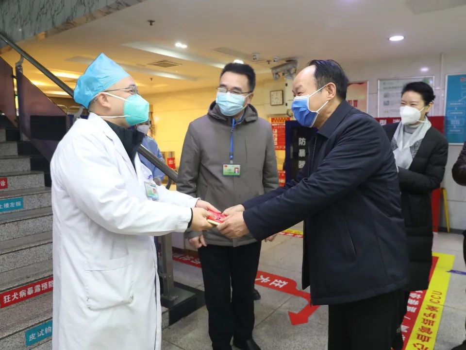 市委常委、组织部部长刘俊慰问湘潭市中心医院一线医护人员
