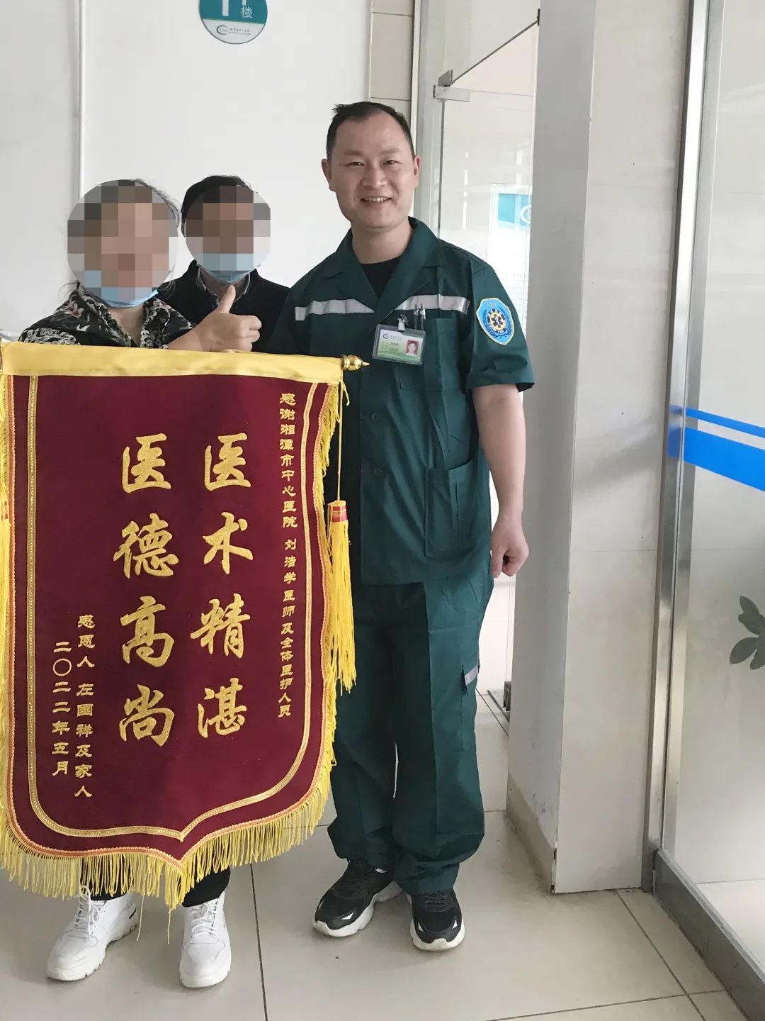 12次除颤，胸外按压数千次……这面锦旗背后，老人经历了什么？