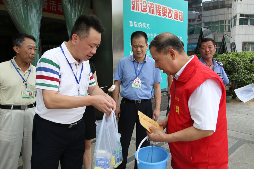 我院慰问户外工作人员