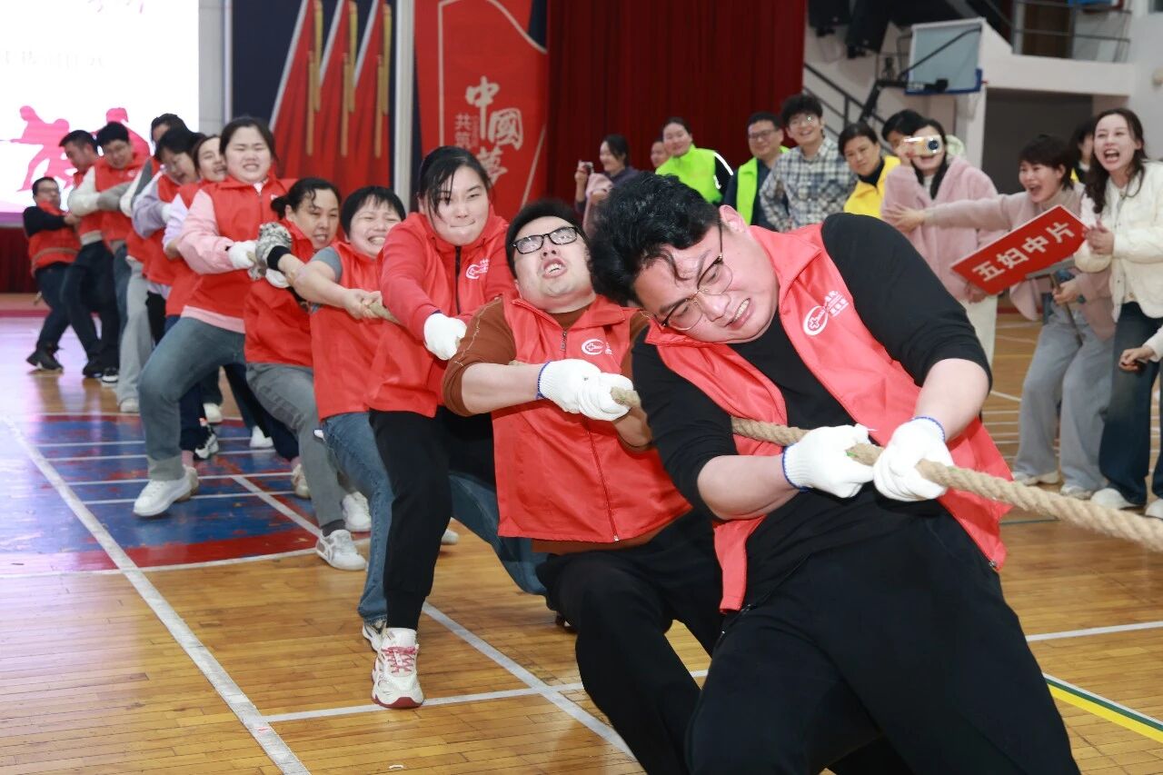 一根绳，一条心！这才是“三八”妇女节最凝聚力的瞬间