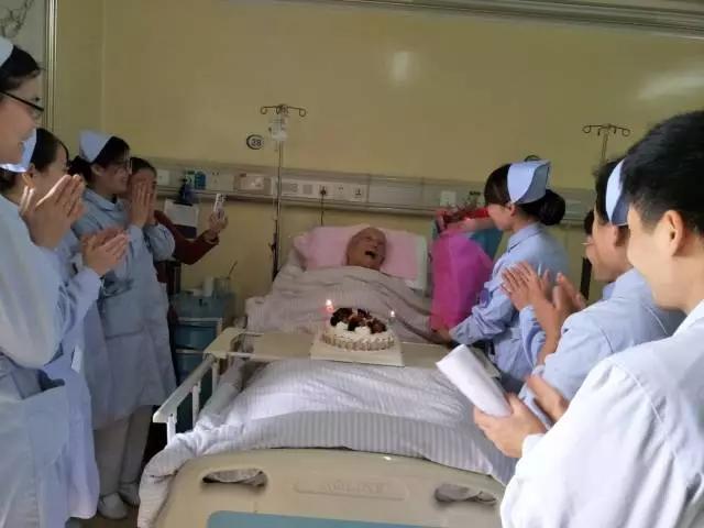 病房庆生日，情暖患者心