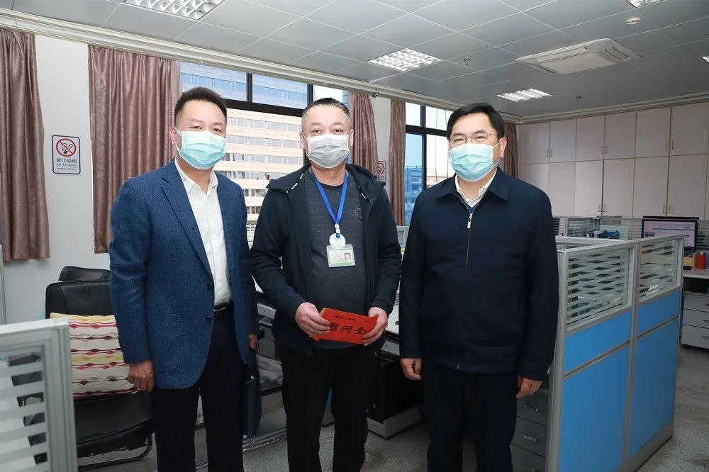 市卫健委主任唐文静一行慰问市中心医院首批援鄂医疗队队员家属