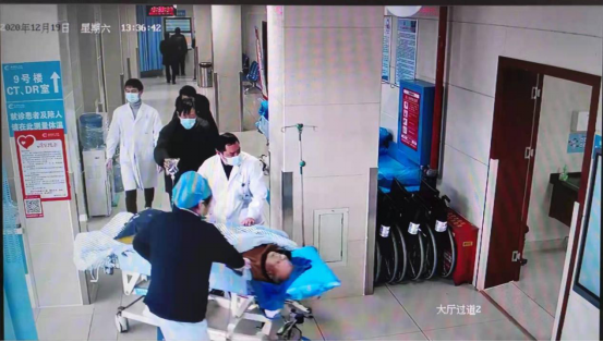 做CT时，他的呼吸心跳突然停了…
