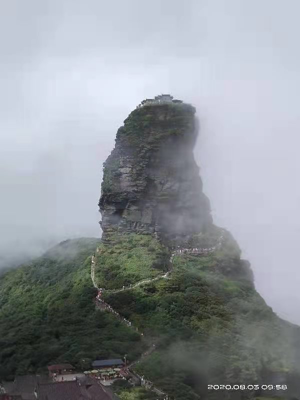 文本框: 《8月份登上梵净山》