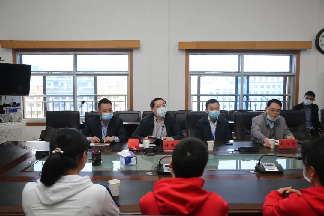 钟建荣走访慰问疫情防控一线医卫人才
